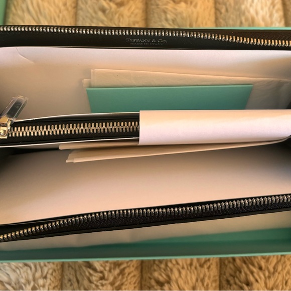 Brand New Return to Tiffany, Tiffany & Co. Zip Wallet - Picture 4 of 7